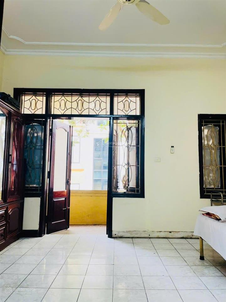 Cho thuê nhà 5 tầng, 10 phòng, vệ sinh khép kín, vị trí đẹp mặt tiền rộng phố đội cấn