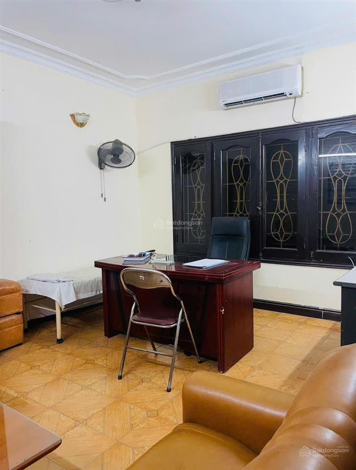 Cho thuê nhà 5 tầng, 10 phòng, vệ sinh khép kín, vị trí đẹp mặt tiền rộng phố đội cấn