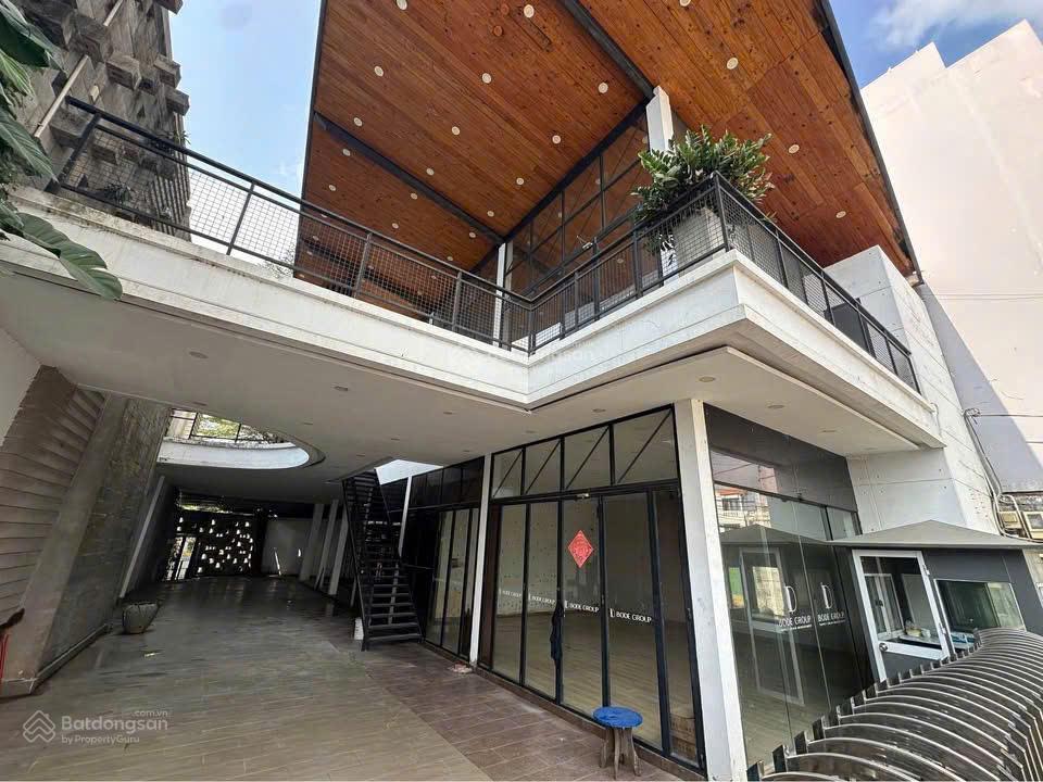 Cho thuê nhà đẹp mt nguyễn thị định p.cát lái dt  13 x 29m full ốp kính có sân vườn giá 70tr/th