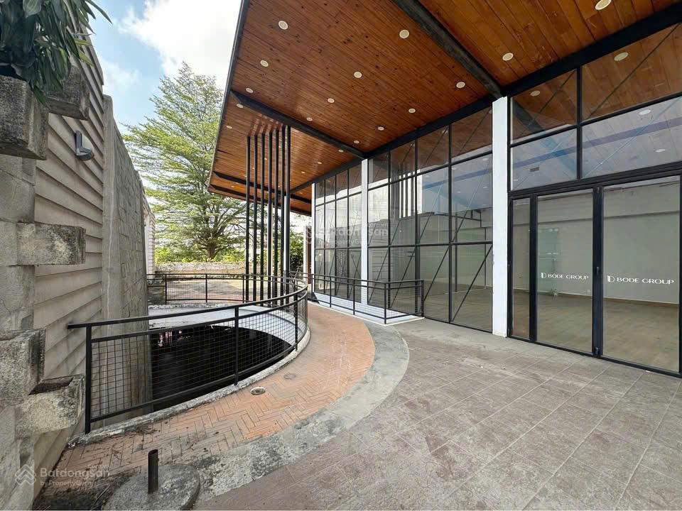 Cho thuê nhà đẹp mt nguyễn thị định p.cát lái dt  13 x 29m full ốp kính có sân vườn giá 70tr/th