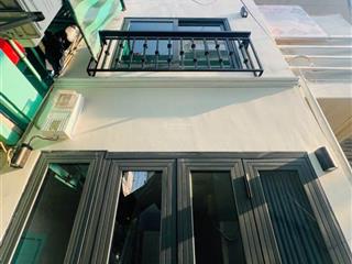 Nhà nhỏ bình thạnh, đường lê trực thông hoàng hoa thám. nhà mới, 2.3 x 2.8m.
3 tầng, trệt, 2 lầu