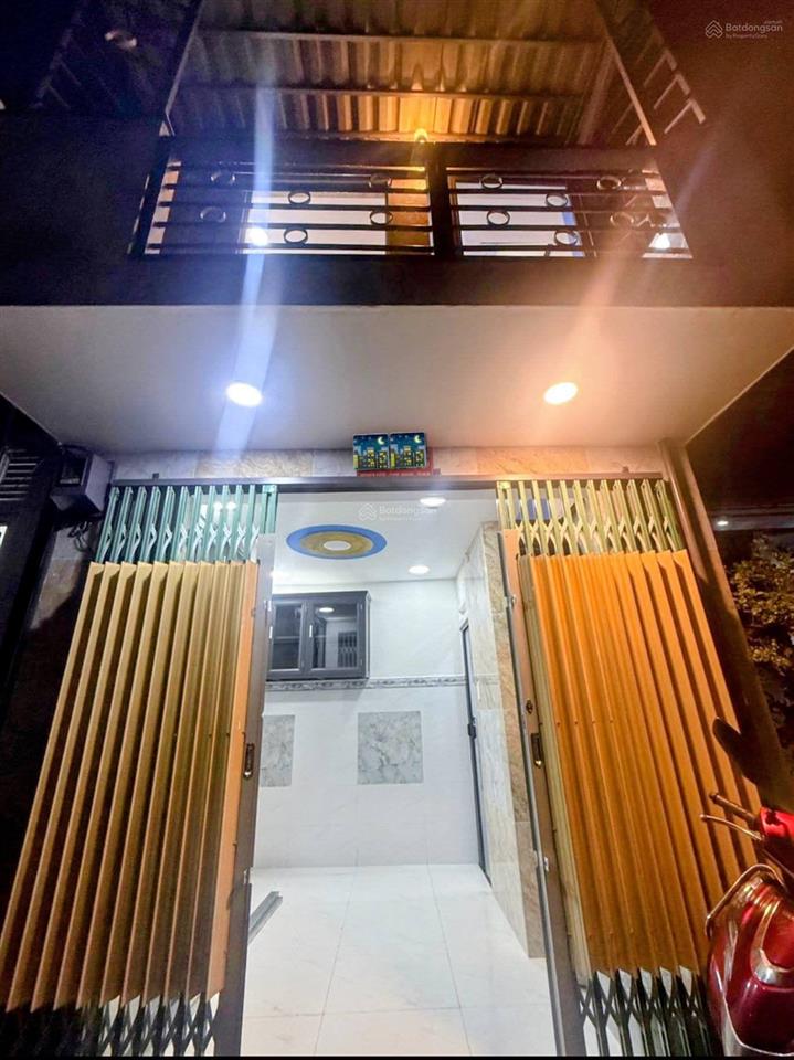 Nhà phú nhuận,
ngay đường sắt, được cái mt buôn bán
nhà được spa thoáng, sạch.
trệt, 2 lầu, 2pn 2wc