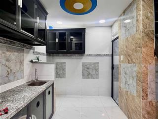 Nhà phú nhuận,
ngay đường sắt, được cái mt buôn bán
nhà được spa thoáng, sạch.
trệt, 2 lầu, 2pn 2wc