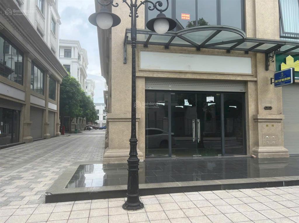 Shophouse xẻ khe 135m2 đường thông, gần hồ phân khu san hô, giá 18 tỷ vin 1 gia lâm (0985 941 ***)