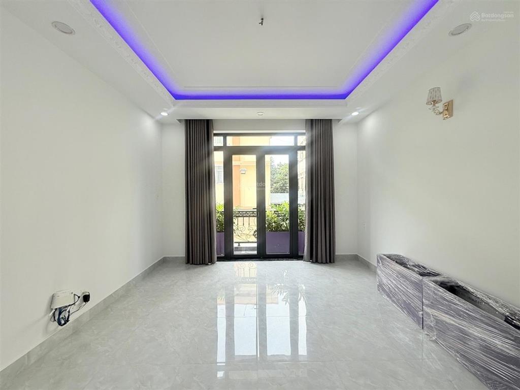 4 tầng nhà đẹp  dt 65m chỉ 5.8 tỷ  kdc lý chiêu hoàng  giáp quận 6