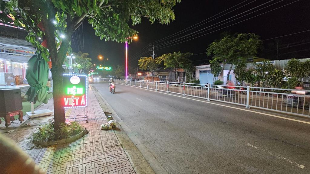 Cho thuê nhà mặt tiền đường 826