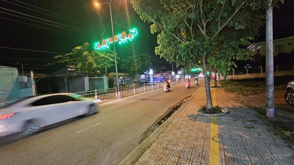 Cho thuê nhà mặt tiền đường 826