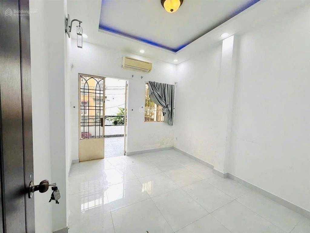 Hxh thông hoàng hoa thám 3 tầng btct 4pn dòng tiền 22tr/tháng chỉ 9.2 tỷ