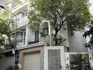 Viên kim cương lâu lâu xuất hiện 1 lần ạ