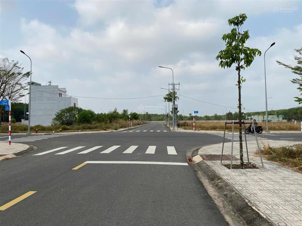 Bán đất nền trung tâm hành chính bàu bàng, 2tỷ 100m, f0 sổ hồng đầy đủ, đất đô thị full thổ cư