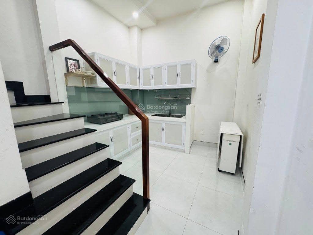 Sát sân bay + vài phút ra cv gia định  3 tầng btct  sổ vuông vức a4  dân trí cao  chỉ 4.x tỷ