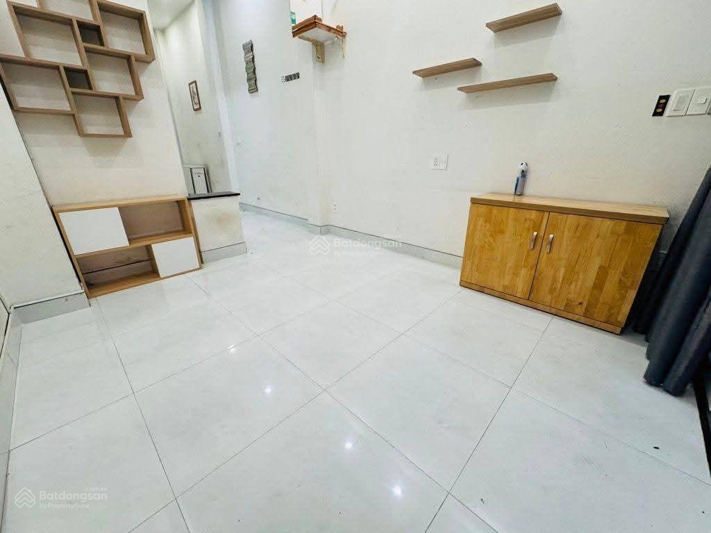 Sát sân bay + vài phút ra cv gia định  3 tầng btct  sổ vuông vức a4  dân trí cao  chỉ 4.x tỷ