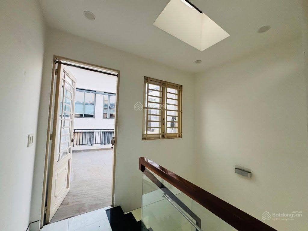 Sát sân bay + vài phút ra cv gia định  3 tầng btct  sổ vuông vức a4  dân trí cao  chỉ 4.x tỷ