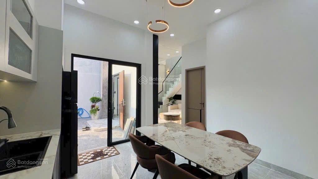 Bán nhà 167 phạm hữu lầu chạm là chốt chủ thiện chí bán 6,4tỷ dt66m2( 11m x 6m)
kc 1 trệt 1 lầ