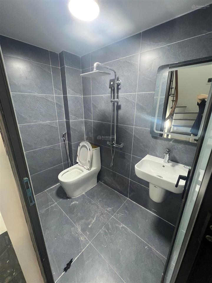 Nhà mt rộng 4,3mngõ 3 gác tránh xe máy đỗ tận cửacách phố 1 đoạn ngắn5 tầng khung bê tônghiêm