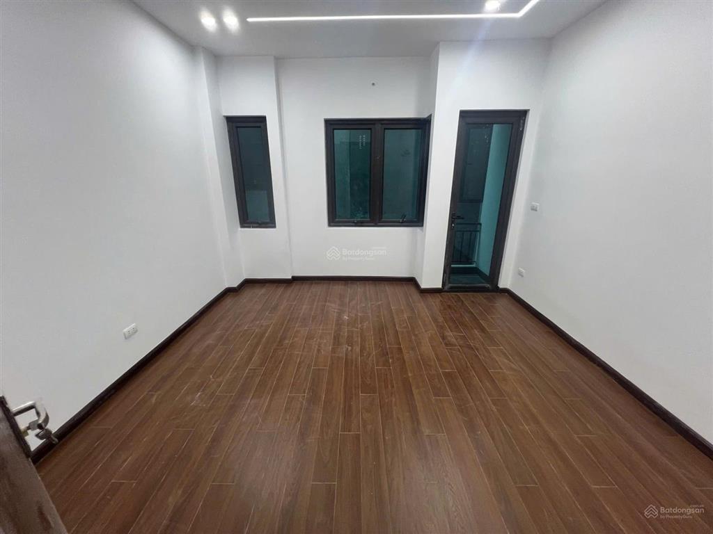 Nhà mt rộng 4,3mngõ 3 gác tránh xe máy đỗ tận cửacách phố 1 đoạn ngắn5 tầng khung bê tônghiêm