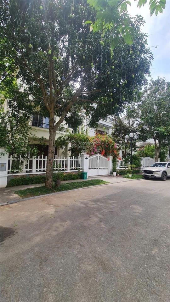 Chính chủ gia đình mình chuyển công tác cần bán biệt thự hoa phượng vinhomes riverside.
181m2.