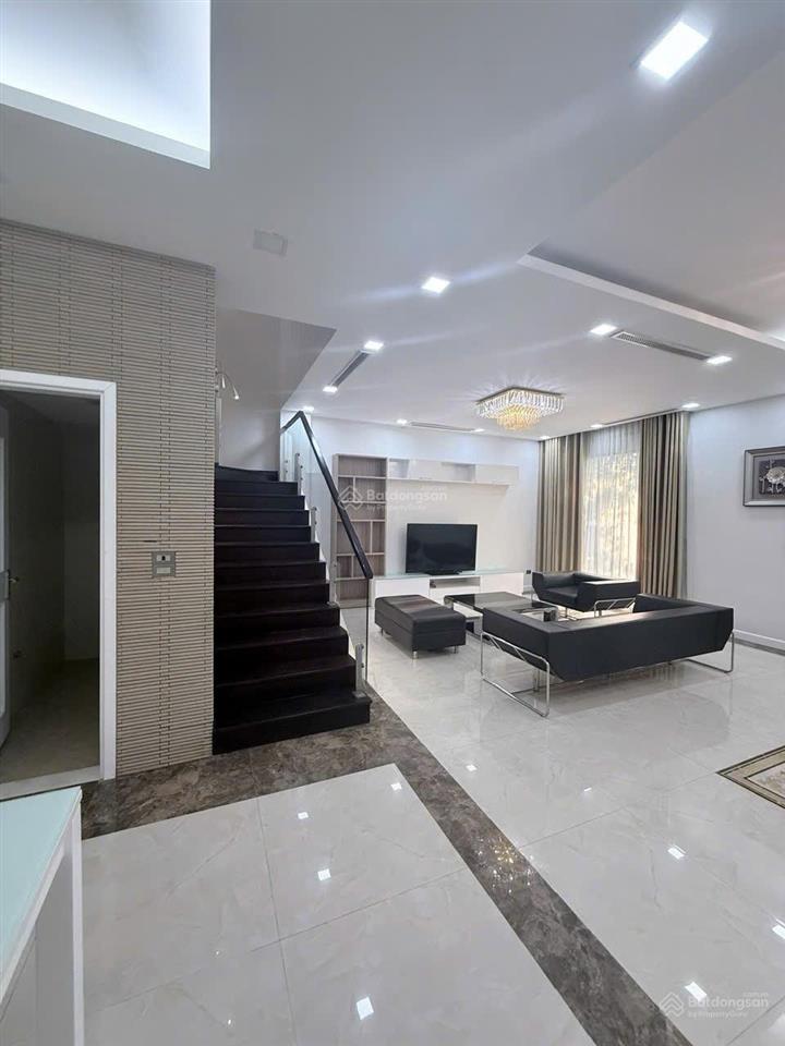 Chính chủ gia đình mình chuyển công tác cần bán biệt thự hoa phượng vinhomes riverside.
181m2.
