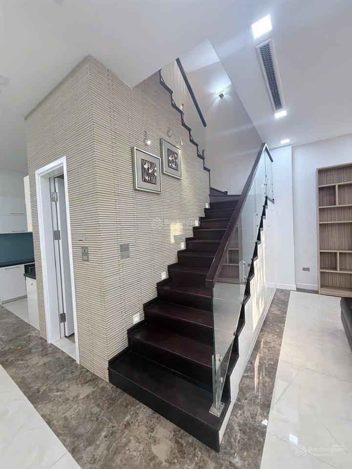 Chính chủ gia đình mình chuyển công tác cần bán biệt thự hoa phượng vinhomes riverside.
181m2.
