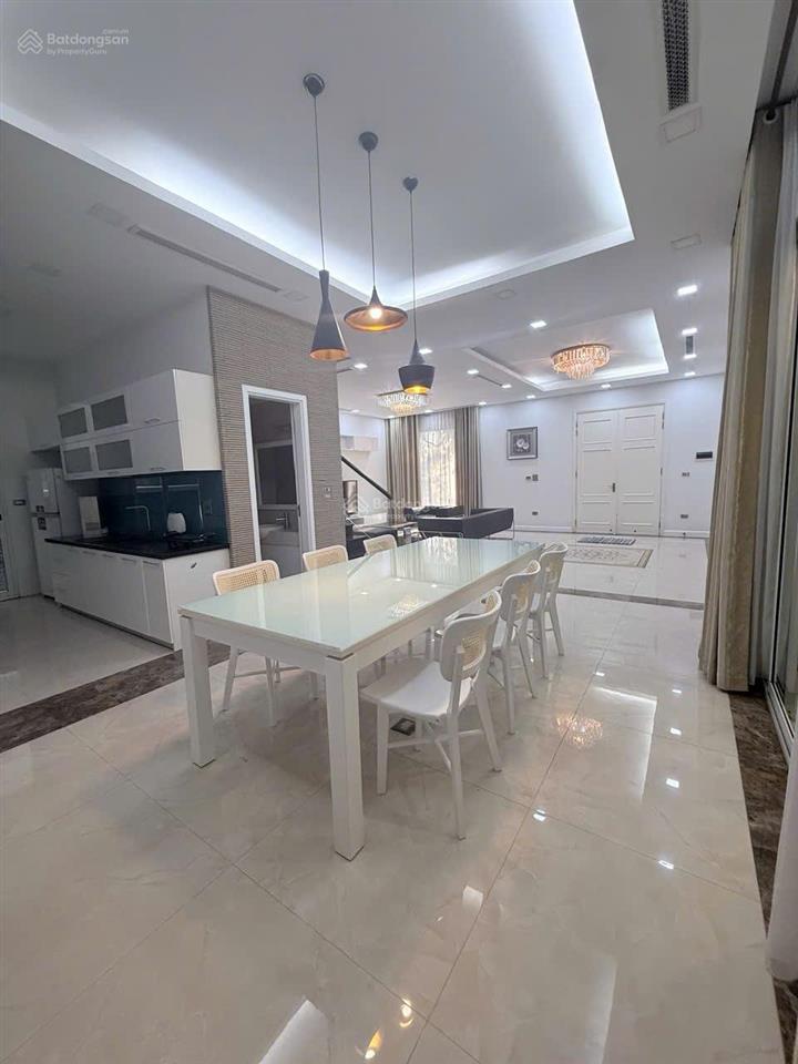 Chính chủ gia đình mình chuyển công tác cần bán biệt thự hoa phượng vinhomes riverside.
181m2.