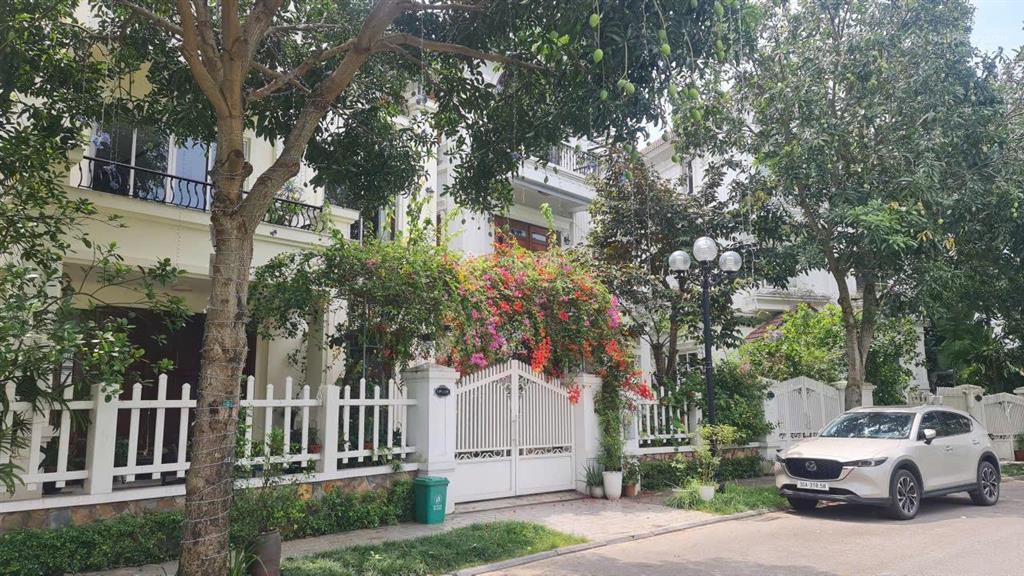 Chính chủ gia đình mình chuyển công tác cần bán biệt thự hoa phượng vinhomes riverside.
181m2.