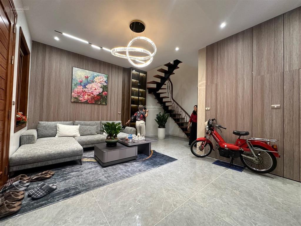 Nhà thang máy  ô tô đô cửa  sát mặt phố bạch mai  thiết kế hiện đại  nội thất siêu đẹp