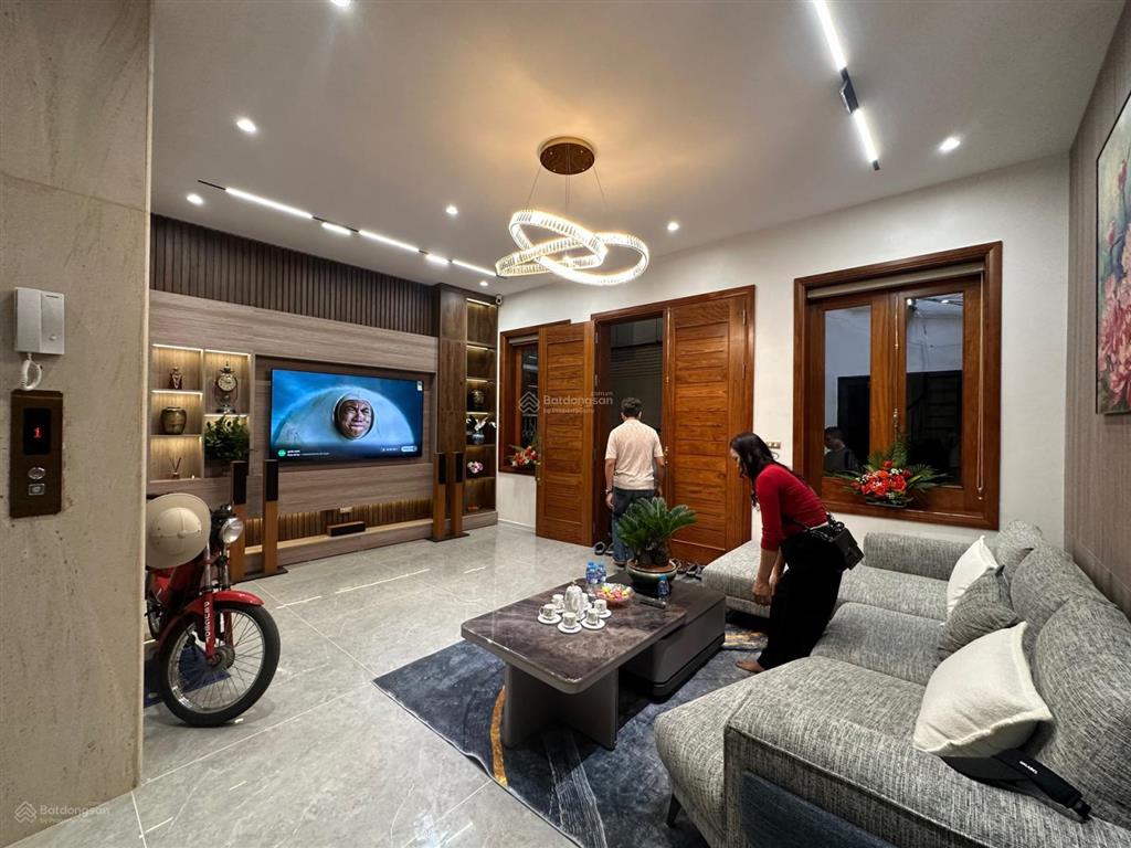 Nhà thang máy  ô tô đô cửa  sát mặt phố bạch mai  thiết kế hiện đại  nội thất siêu đẹp