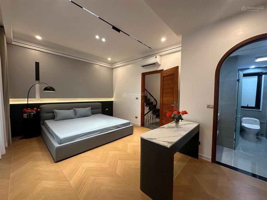 Nhà thang máy  ô tô đô cửa  sát mặt phố bạch mai  thiết kế hiện đại  nội thất siêu đẹp