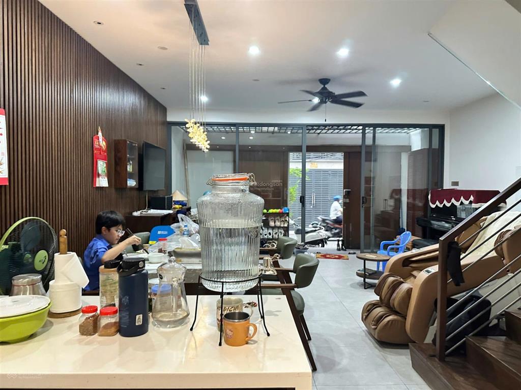 Bán nhà đẹp hẻm xe tải 6m huỳnh văn bánh, phú nhuận  dt 6 x 11m nở 7.8m  4 tầng  hạ 18 tỷ