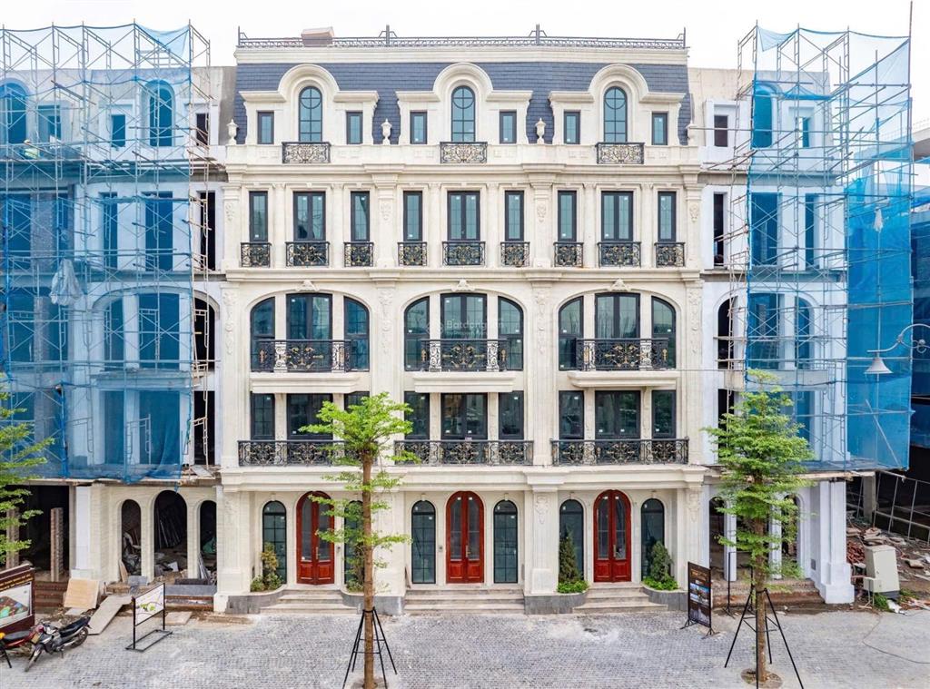 Em đang có căn lk 50m2  mặt tiền 5m  giá 11 tỷ  ht lãi suất 24 tháng  em hải anh 0934 511 ***