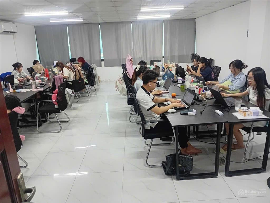 Cho thuê văn phòng tại mặt đường xuân thủy, cầu giấy giá 13 triệu, 70m2.