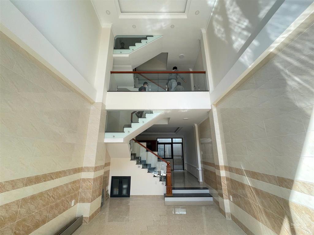 Cần bán gấp căn nhà mới 1 trêt 3 lầu cách ql13 chỉ 100m đường 69m dt 53.7m2 giá 8.45 tỷ( tl thêm)