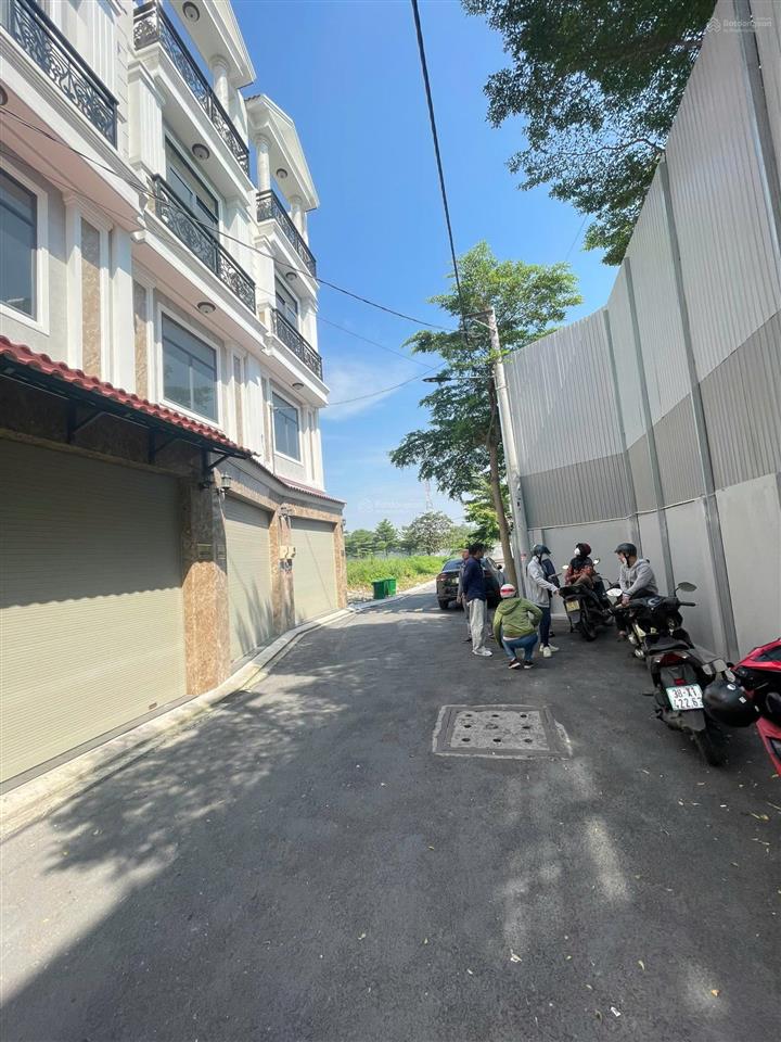 Cần bán gấp căn nhà mới 1 trêt 3 lầu cách ql13 chỉ 100m đường 69m dt 53.7m2 giá 8.45 tỷ( tl thêm)