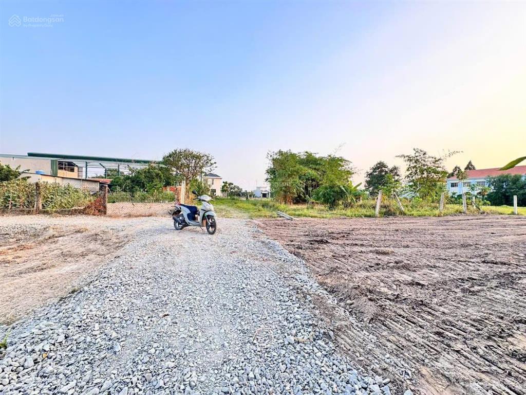 Tôi cần bán gấp lô đất 6x23m, cạnh bên ubnd xã đức hòa đông. giá 950tr, 0938 192 ***