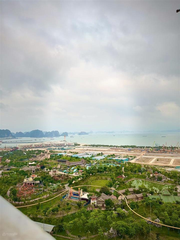 The holiday homestay mới trung tâm nhất hạ long nội thất vip view pháo hoa