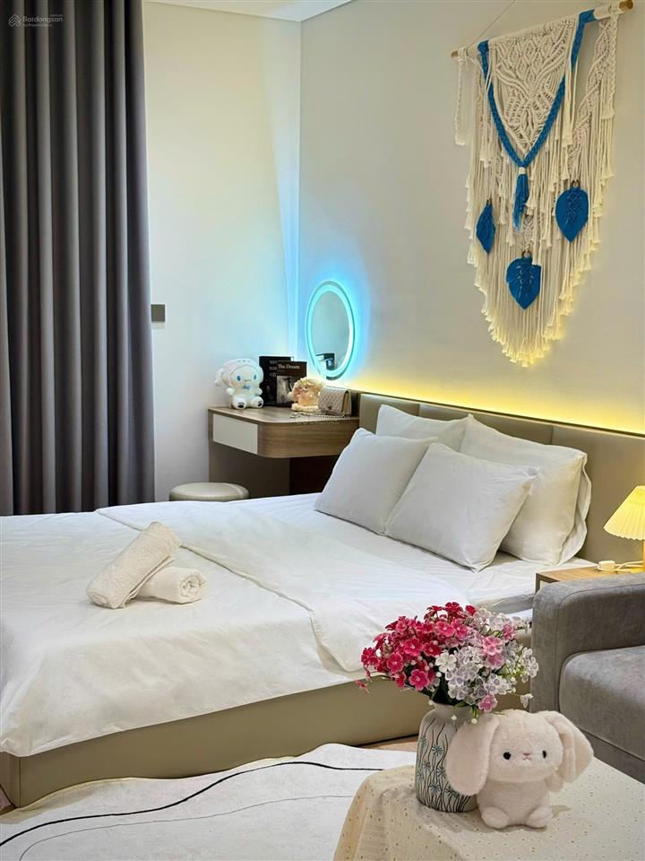 The holiday homestay mới trung tâm nhất hạ long nội thất vip view pháo hoa