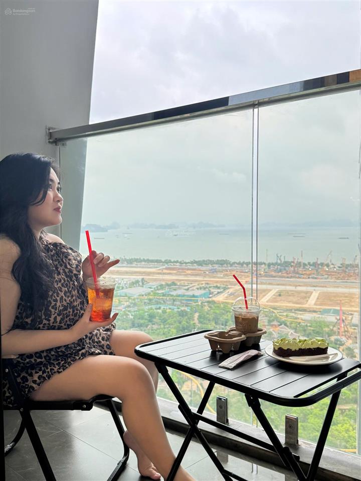 The holiday homestay mới trung tâm nhất hạ long nội thất vip view pháo hoa