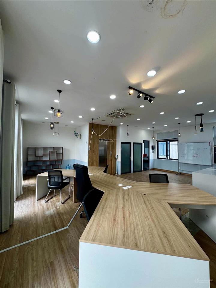 Cho thuê 1 tầng làm văn phòng căn 126m2, có pantry giá tốt