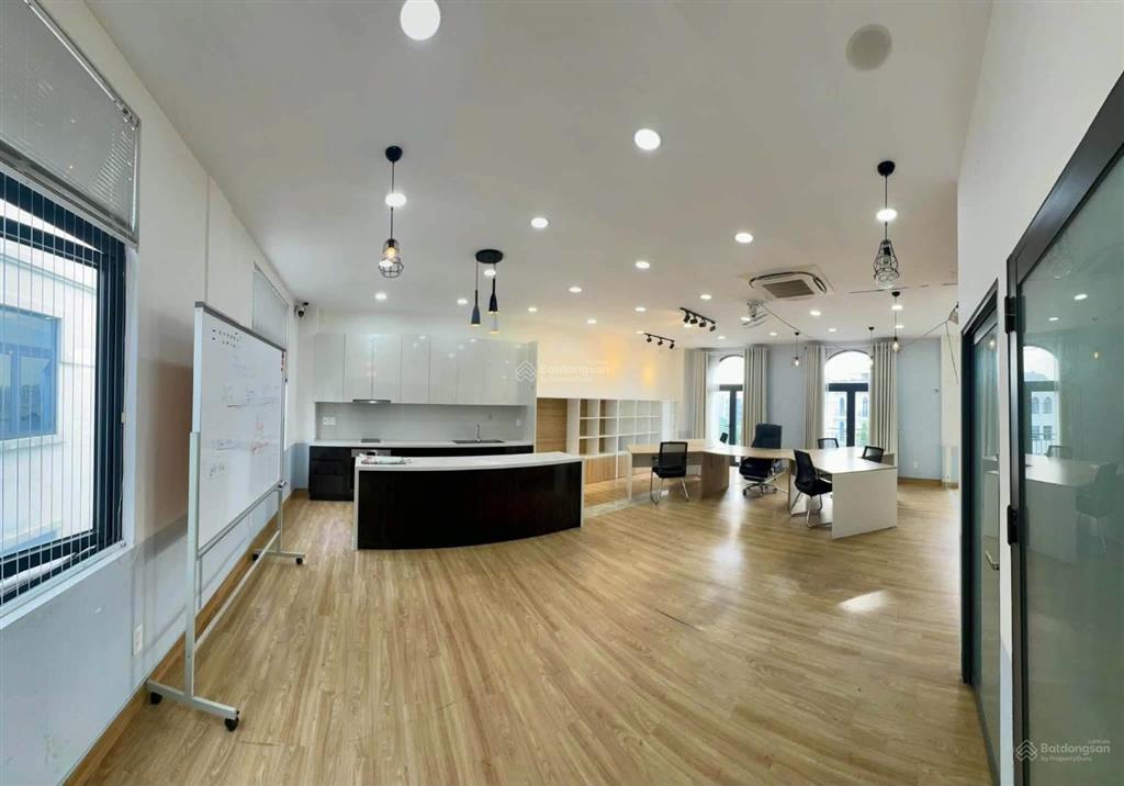 Cho thuê 1 tầng làm văn phòng căn 126m2, có pantry giá tốt
