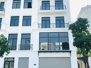 Cho thuê 1 tầng làm văn phòng căn 126m2, có pantry giá tốt