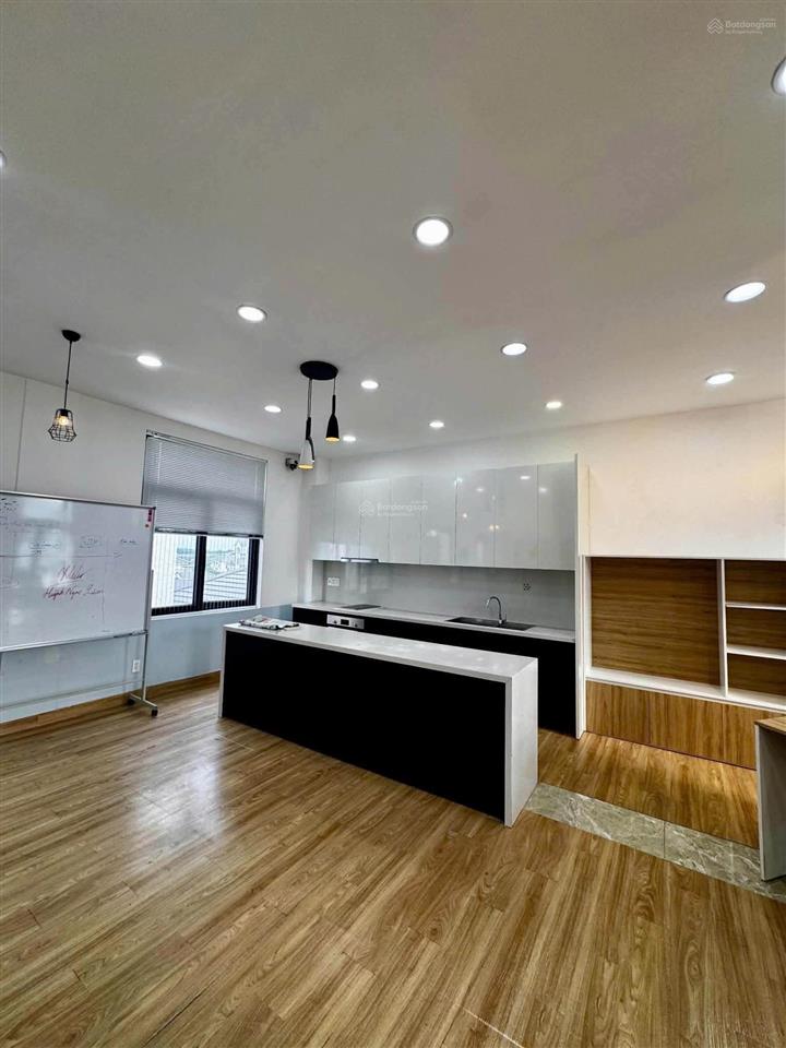 Cho thuê 1 tầng làm văn phòng căn 126m2, có pantry giá tốt