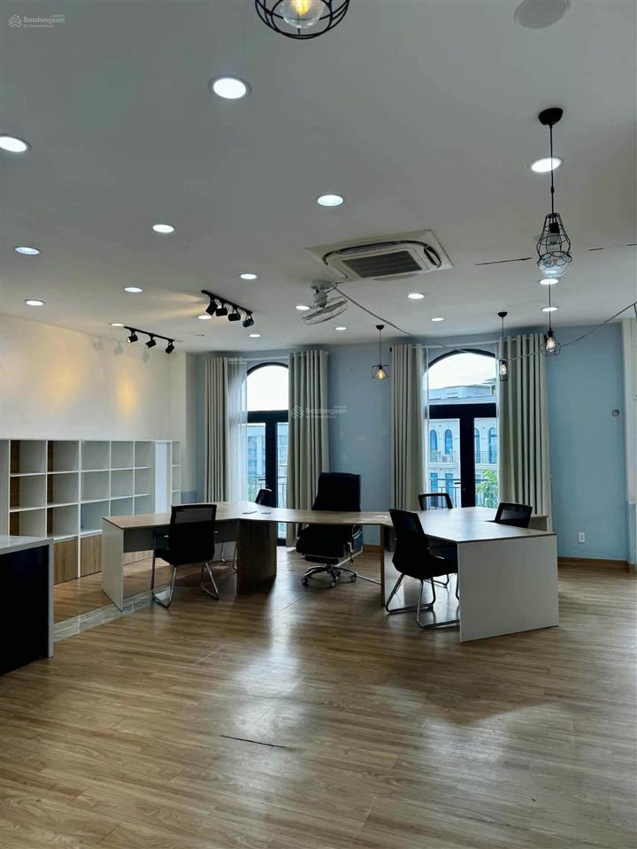Cho thuê 1 tầng làm văn phòng căn 126m2, có pantry giá tốt