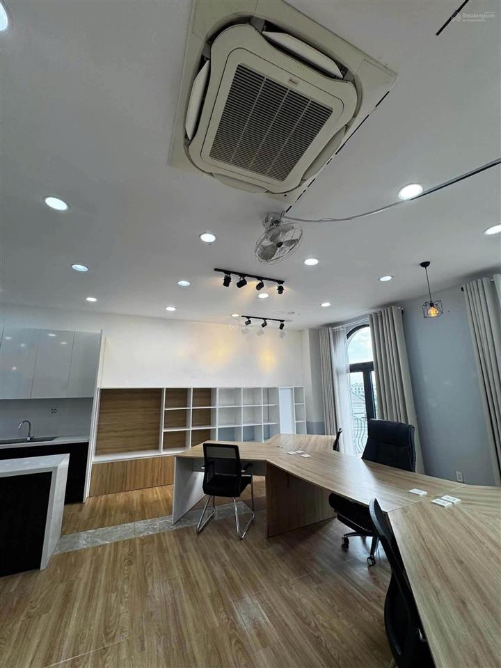 Cho thuê 1 tầng làm văn phòng căn 126m2, có pantry giá tốt