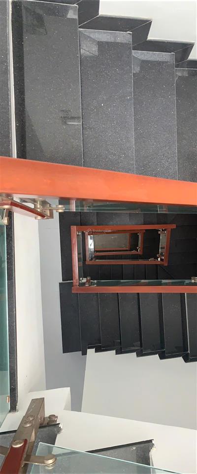 Cho thuê văn phòng 1 tầng căn to 144m2, giá tốt