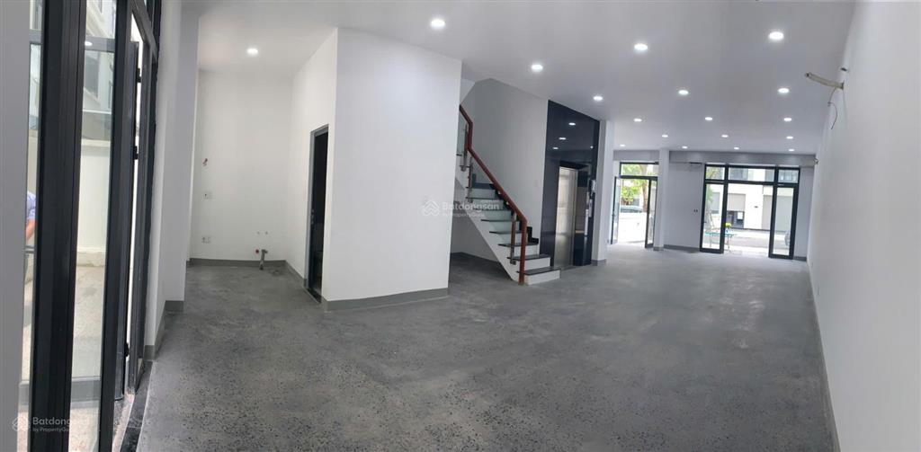 Cho thuê văn phòng 1 tầng căn to 144m2, giá tốt