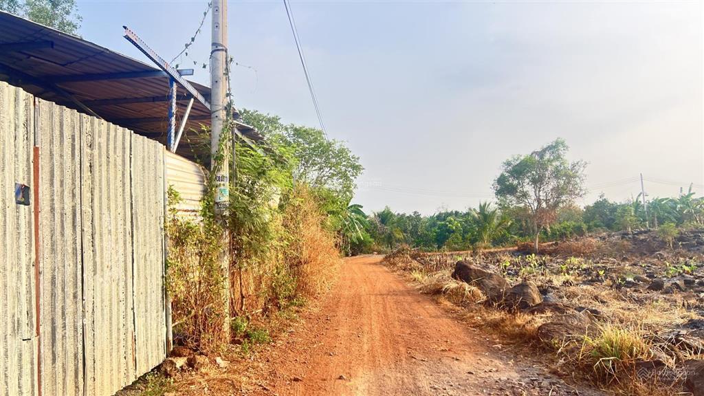 Siêu rẻ bán lô đất vườn 2000m2 (29mx94m) có sẵn 300m2 thổ cư cách sài gòn 40km chỉ 3tỷ2