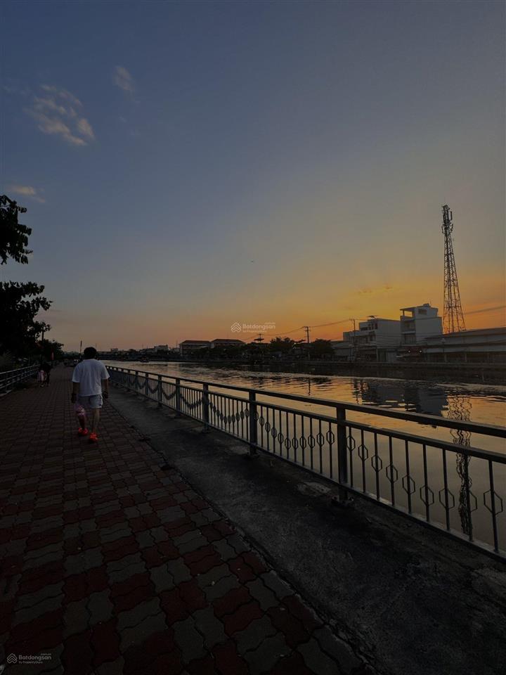 Bán nhà mặt phố để định cư nước ngoài, đang cho thuê buôn bán, pháp lý đầy đủ