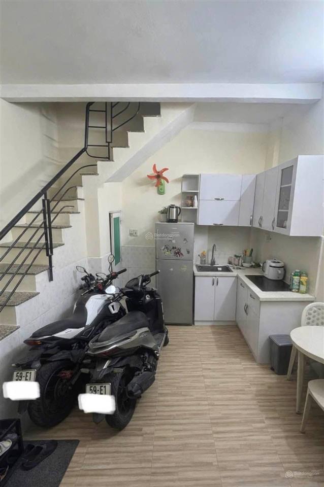 Cực hiếm  hxh thông huỳnh văn bánh phú nhuận  3 tầng lầu  2pn 2wc ở ngay  dtsd 50m2 ngang 4m
