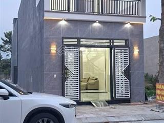 Bán nhà 1 trệt 1 lầu tại phường tân uyên tp hcm, cách chợ hội nghĩa 500m, shr  giá 2,3 tỷ