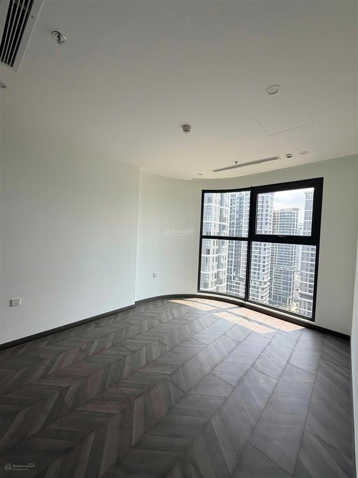 Gấp, cần bán 2pn góc the beverly view sông  chỉ 4,950 tỷ, xem nhà  ***